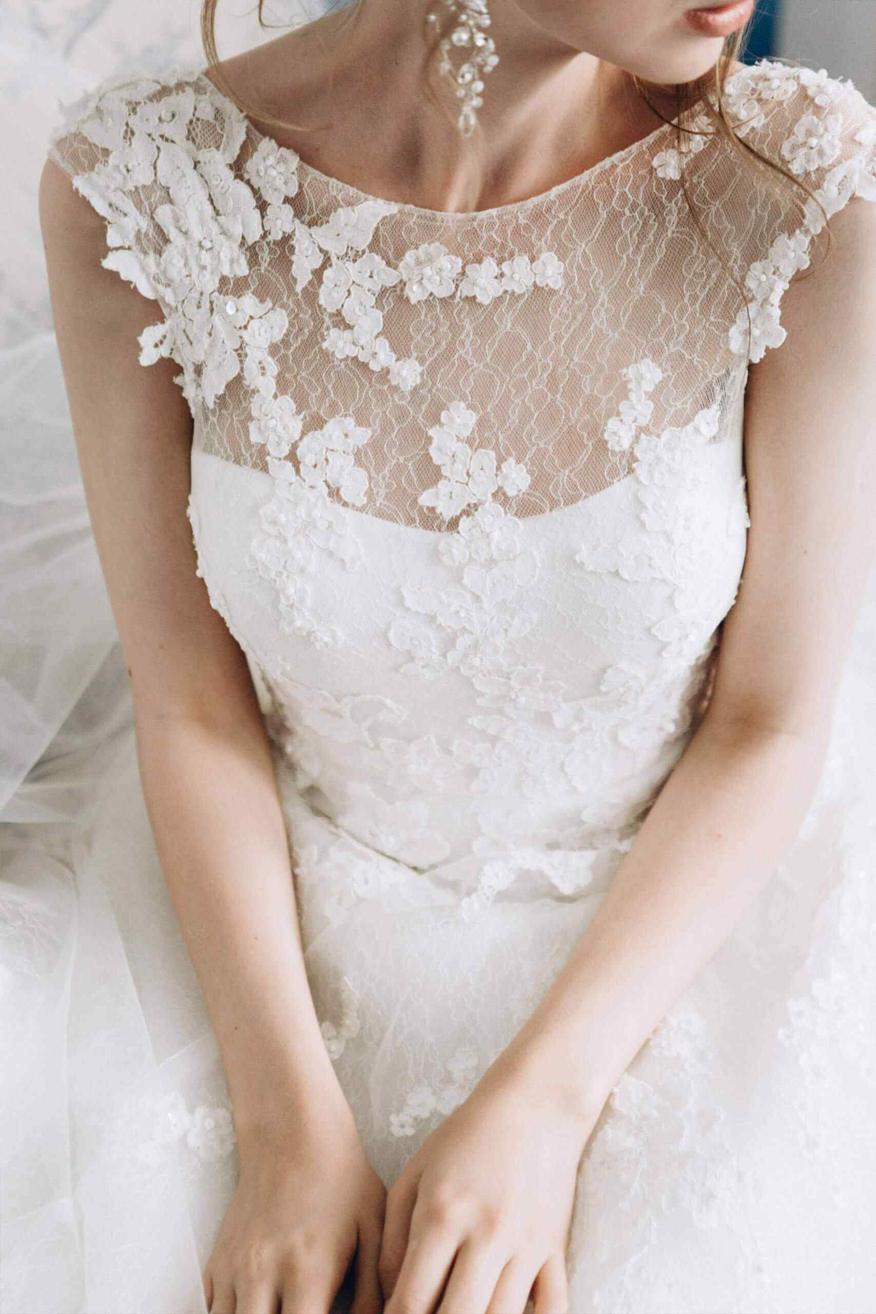 https://alexolgawedding.com/wp-content/uploads/2020/11/wedding_dress_02-scaled-1.jpg