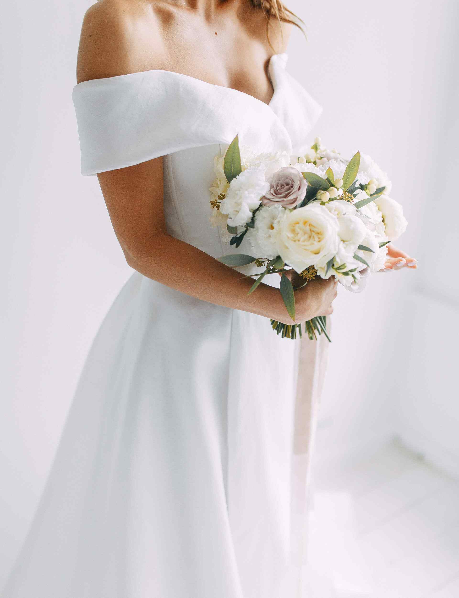 https://alexolgawedding.com/wp-content/uploads/2020/11/wedding_dress_05.jpg