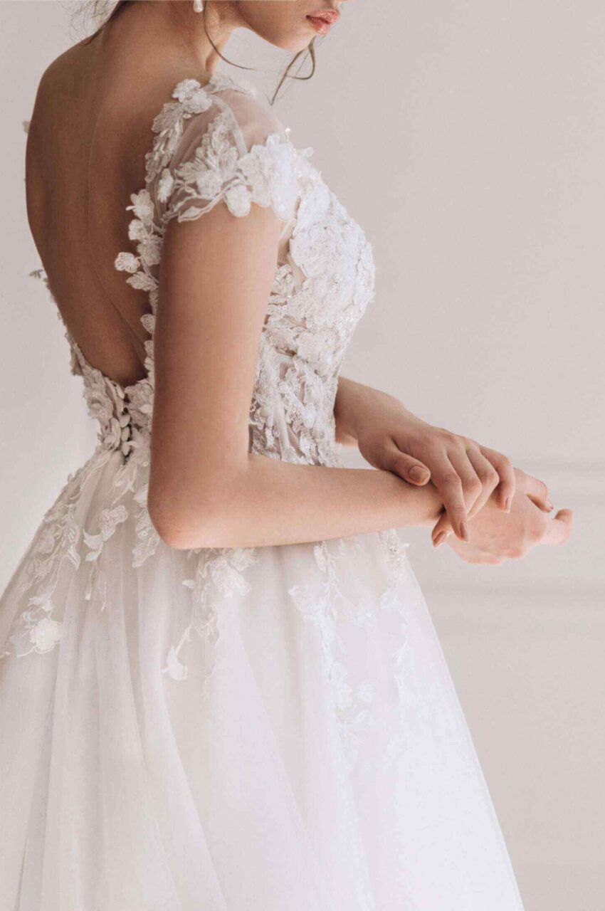 https://alexolgawedding.com/wp-content/uploads/2020/12/wedding_dress_07-850x1280.jpg
